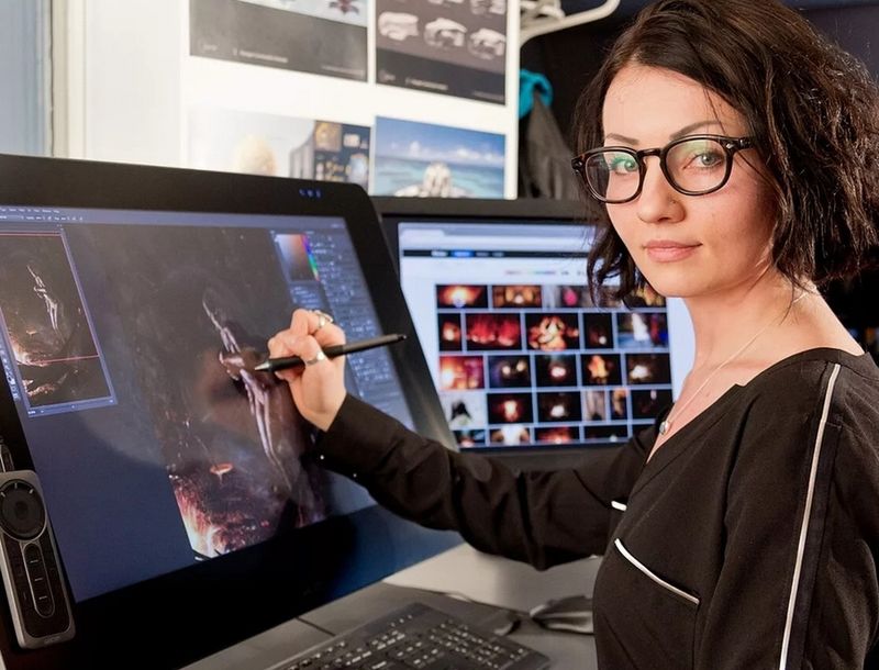 Девушка рисует на компьютере